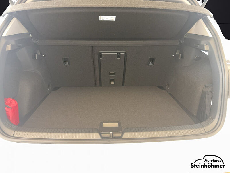 Volkswagen Golf Facelift Style 1.5eTSI DSG IQ. Light NAV